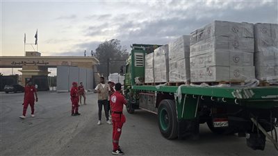 الهلال الأحمر المصري يدفع بأكثر من 112 ألف سلة غذائية في قافلة زاد العزة الـ 14 إلى غزة 