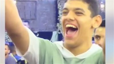 سمع القرآن فضحك.. فرحة شاب من ذوي الهمم عند سماعه آيات من سورة الشمس تُذهل المتابعين 