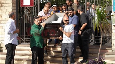 بحضور أحمد مراد.. أسرة صنع الله إبراهيم تطلب إلقاء نظرة الوداع على النعش قبل تشييعه