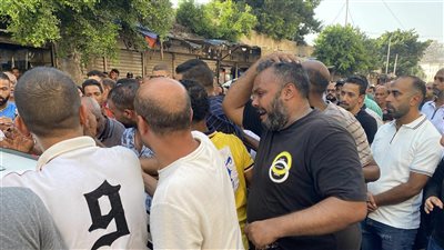 صراخ وبكاء خلال تشييع جثمان السيدة المقتولة على يد طليقها بسبب قضية نفقة