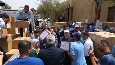 رئيس جامعة الأزهر يتفقد تجهيزات القافلة الإغاثية السادسة لفلسطين دعمًا لمبادرة فضيلة الإمام الأكبر أغيثوا غزة