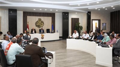 أثناء رئاسته لاجتماع اللجنة العليا للسياحة.. محافظ أسوان: اتخاذ إجراءات للارتقاء بالخدمات السياحية