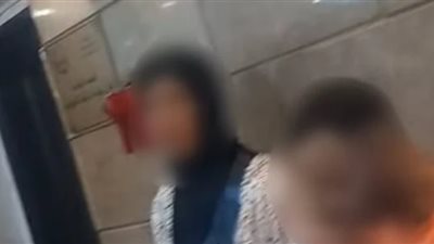 رشت حاجة في وشي وبعدها أغمى عليَّ.. فتاة تزعم محاولة سيدة اختطافها خلال استقلال ميكروباص بالإسكندرية |خاص 
