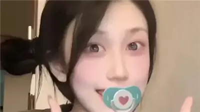 تحذيرات طبية من موضة لهايات البالغين.. مخاطر على الأسنان وطريقة البلع