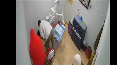 طبيب أسنان ينقذ طفلًا من الاختناق إثر ابتلاعه أداة صغيرة داخل عيادته