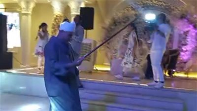 كان يرقص بالعصا وسقط فجأة.. وفاة أحد أقارب عروسين خلال حفل زفافهما بقنا