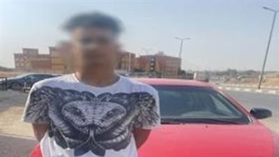 القبض على قائد سيارة ملاكي لأدائه حركات استعراضية والسماح لآخر بالجلوس أعلى النافذة