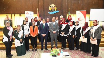 محافظ الفيوم يسلم شهادات اجتياز برنامج المرأة تقود في المحافظات للمتدربات