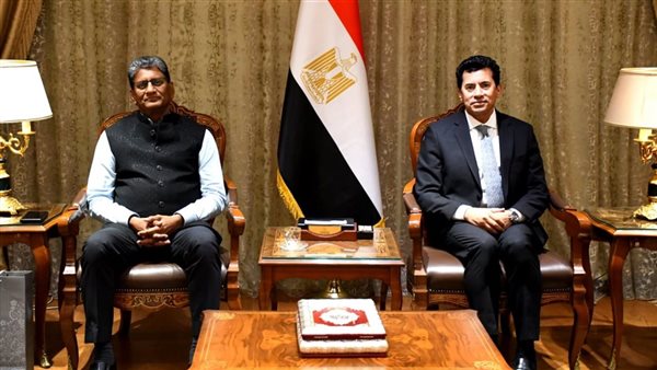 وزير الرياضة وسفير