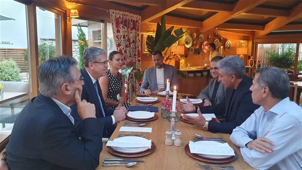 وزير السياحة يلتقي