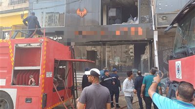 الدفع بسيارتي إطفاء للسيطرة على حريق محل ملابس في سوهاج