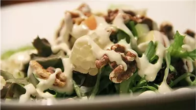 أخطاء شائعة عند تحضير السلطات قد تفقدها فوائدها الغذائية