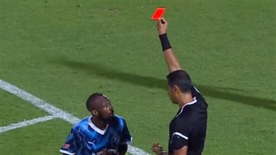 الحكم أمين عمر يشهر 4 كروت حمراء خلال لقاء بيراميدز أمام الإسماعيلي