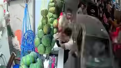 سيارة تدهس شابًا وزوجته وطفلهما في مدينة الفشن ببني سويف