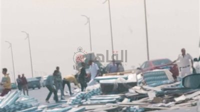 الحمولة كلها على الأرض.. انقلاب سيارة نقل أعلى الطريق الأوسطي باتجاه أكتوبر | صور