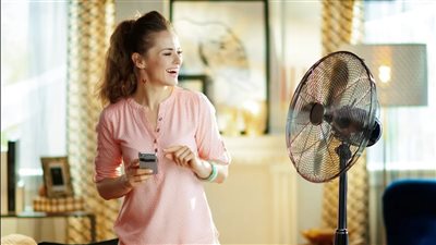 تصيب بالنوبات القلبية.. دراسة تحذر من استخدام المروحة خلال موجات الحر