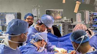 يعاني السكري والتهاب الكبد.. فريق مستشفيات جامعة المنوفية ينجح في إجراء جراحة لتغيير الصمام الأورطي لمسن