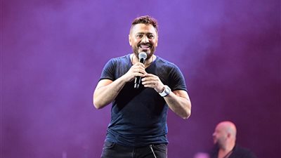 تامر حسني يتألق في حفل عالمي برأس الحكمة.. ويطالب بالدعاء لـ 