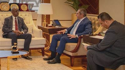 سفير رواندا يبحث مع شركة العاصمة الإدارية نقل السكن والسفارة للمقر الجديد