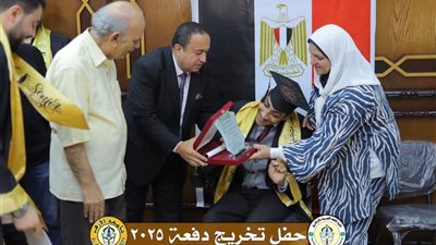 جبر خاطره.. عميد اللغة العربية بالأزهر ينزل من على المنصة لتكريم أحد ذوي الهمم