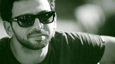 وصول زوجة الراحل تيمور تيمور إلى مستشفى رأس الحكمة وسط انهيار أسرته وأصدقائه