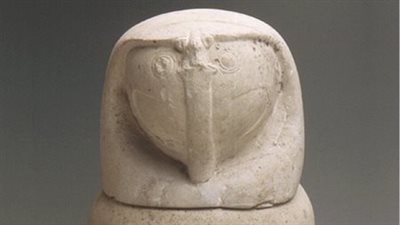 عرض إناء كانوبي برأس صقر في المتحف القومي للآثار بمدريد