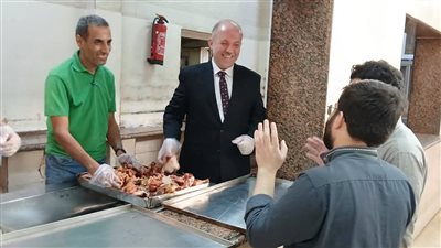 مشهد أبوي.. رئيس مدينة البعوث يقدم وجبة العشاء للطلاب الوافدين ويتأكد من جودة الطعام ونظافة المكان