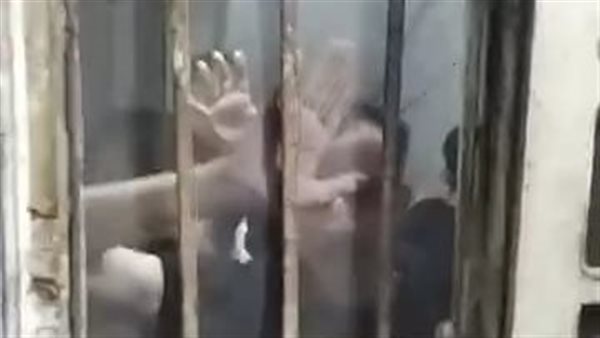 أهالي المنزل يستغيثون