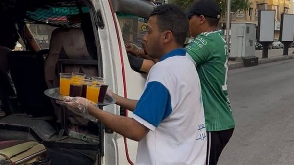 توزيع العصائر والمشروبات