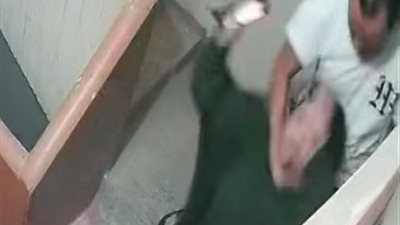 الأمن يفحص فيديو متداولا لشخص يعتدي على سيدة وابنها بطريقة وحشية في الشرقية