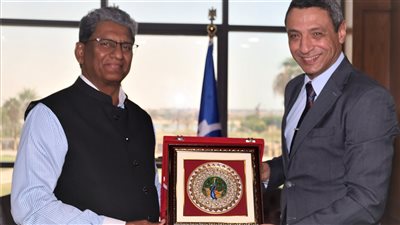 محافظ السويس يبحث مع سفير الهند زيادة الاستثمارات في المناطق الصناعية
