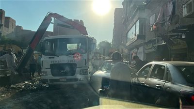 سقوط سيارة شفط داخل بيارة صرف صحي يعرقل الحركة المرورية في بولاق الدكرور | خاص