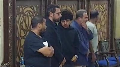 أحمد المرسي يستقبل عزاء تيمور تيمور رفقة نجله.. ريهام عبد الغفور وعمرو سلامة أول الحضور