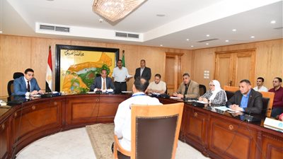 محافظ الفيوم يوجه بتوفير فرص عمل بالقطاع الخاص ومشروعات تنموية للشباب والفتيات
