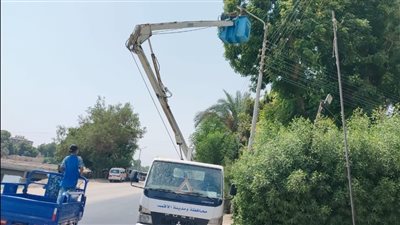 تنفيذًا لتوجيهات محافظ الأقصر.. إنارة الطريق السريع بقرية الدير في إسنا بكشافات حديثة