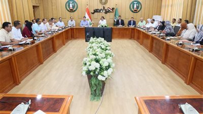 محافظ المنوفية يناقش تنفيذ قانون الإيجار القديم وتشكيل اللجان