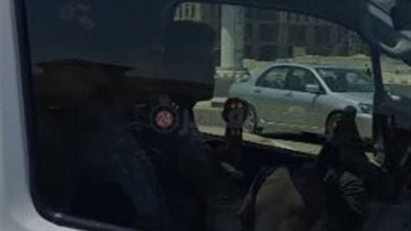 نجل تيمور تيمور يرافق