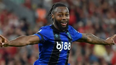 حرمان شخص من دخول الملاعب بعد واقعة عنصرية ضد سيمينيو في أنفيلد