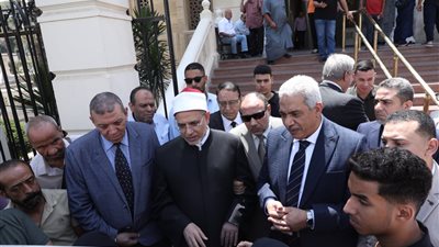 رئيس جامعة الأزهر يؤمُّ المصلين في صلاة الجنازة على شهيدة الواجب رئيسة هيئة التمريض بمستشفى سيد جلال