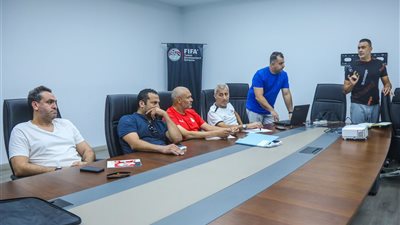 الحضري وفايز يجتمعان مع مدربي الحراس ومحللي الأداء بالمنتخبات الوطنية