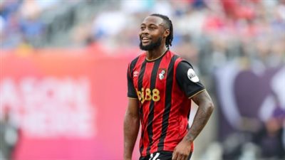 بطلها من ذوي الاحتياجات.. القصة الكاملة لأزمة العنصرية ضد سيمينيو لاعب بورنموث في مباراة ليفربول