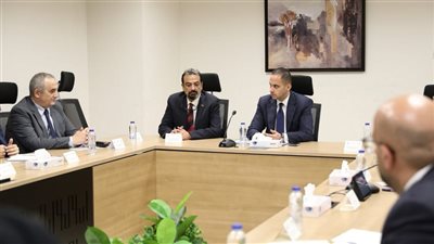 ‏‎الصحة تبحث تفعيل معايير السلامة المهنية بالمنشآت الطبية وتحديث آليات الأزمات والكوارث