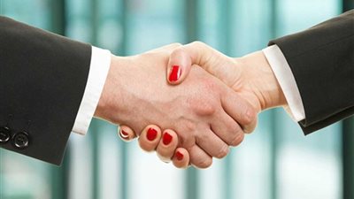 زميلي في العمل بيسلم عليا بالإيد أرفض ولا أسلم عليه؟.. أمين الفتوى يوضح