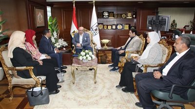 محافظ بني سويف يلتقي وفد المعهد القومي للتخطيط في ختام زيارته للمحافظة