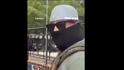 سنستعيد أمريكا.. ضباط ملثمون يزيلون لافتات متظاهرين ضد ترامب ضمن خطوات السيطرة على العاصمة وإلغاء دور الشرطة الأمريكية