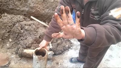 أهالي عزبة عبد الحافظ ببني مزار يستغيثون بمحافظ المنيا: لا مياه ولا كهرباء.. ونشرب مياهًا غير صالحة