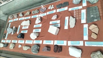 كنوز الطبيعة في قلب القاهرة.. المتحف المصري يعرض فاترينة نادرة للأحجار الجيولوجية | صور 