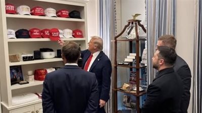 أربع سنوات أخرى.. ترامب يعرض قبعاته أمام ماكرون وزيلينسكي في تلميح لولاية جديدة