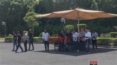 أشرف زكي وخالد جلال أول الحضور في جنازة يحيى عزمي بمسجد الشرطة