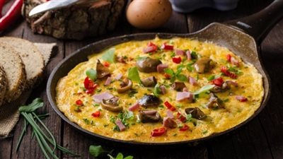 طاجن باللانشون.. طريقة عمل العجة بالبصل والبيض والخضروات
